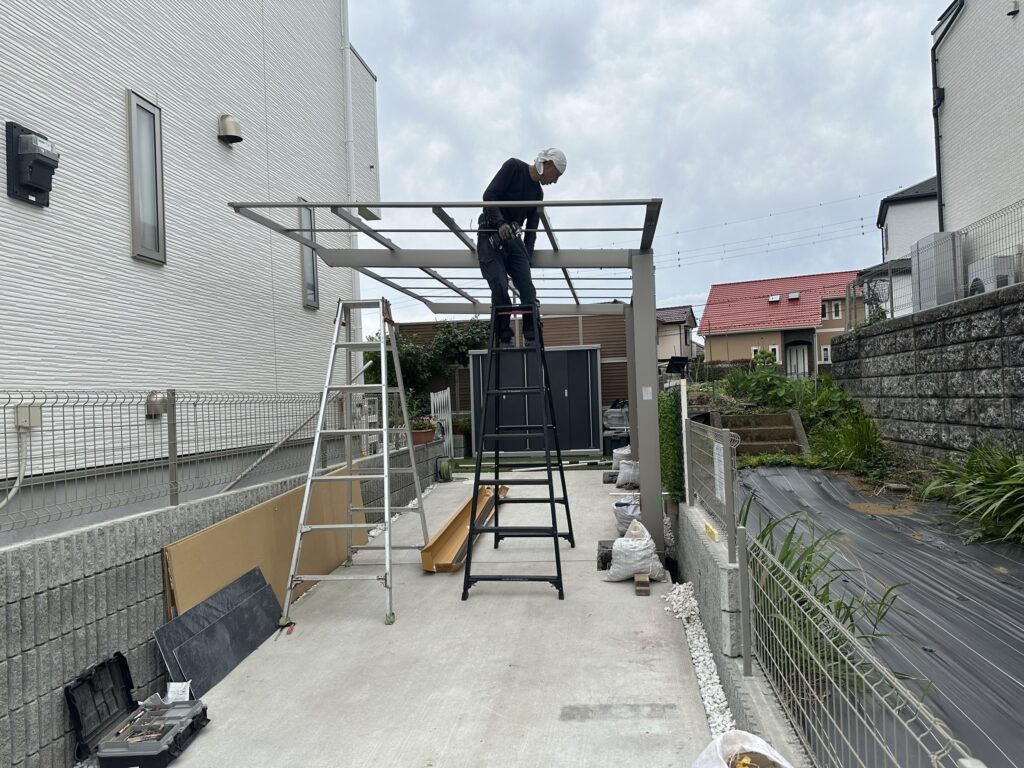 2026年カーポートLIXILフーゴFの作業中の写真1