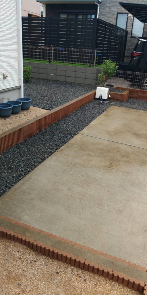 施工後の砂利敷とコンクリートのおしゃれな写真1