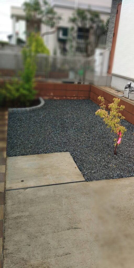 施工後の砂利敷とコンクリートのおしゃれな写真2