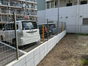 橋本で施工したメッシュフェンスとブロック塀の施工完成後の写真