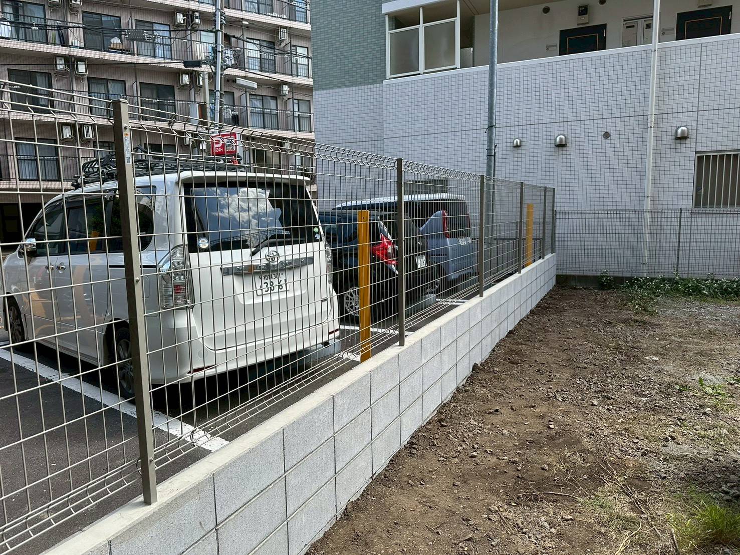 橋本で施工したメッシュフェンスとブロック塀の施工完成後の写真