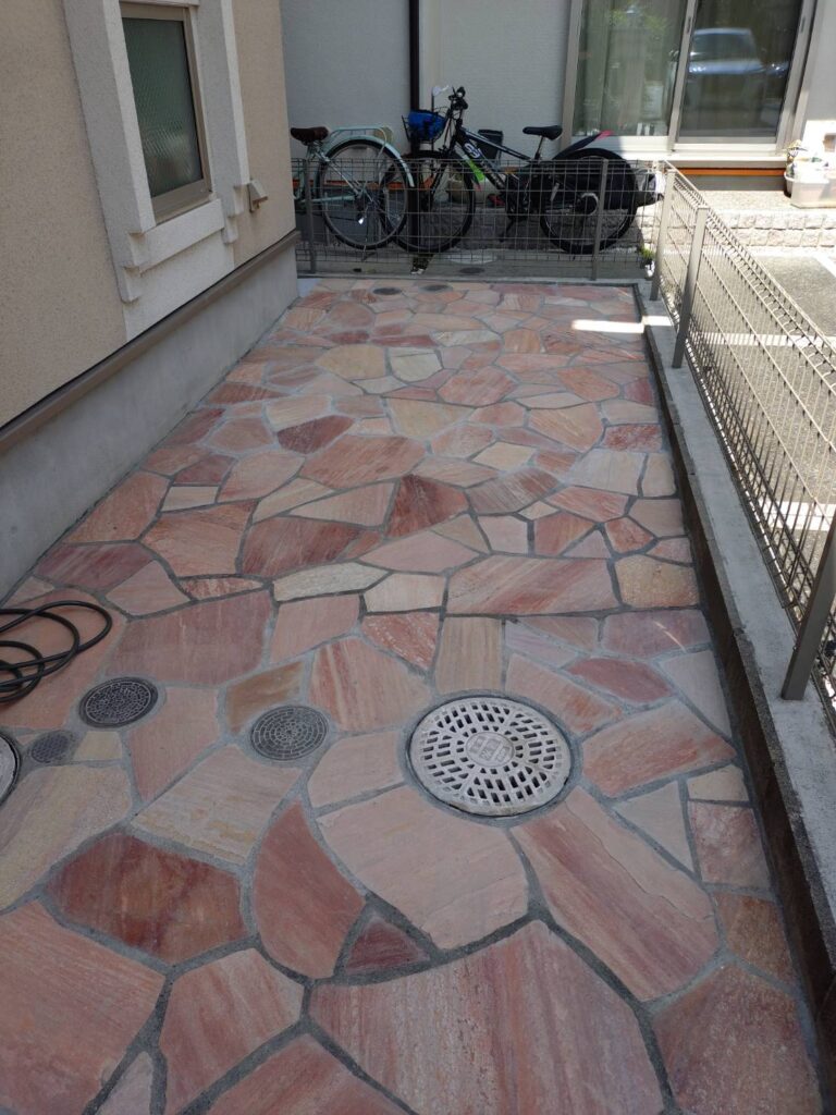施工後の天然石を敷いたお庭2