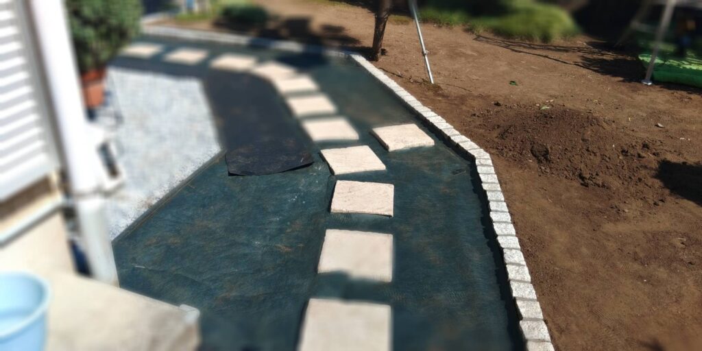 施工中のアクシア・トラッドの周りを防草シートを敷いた写真