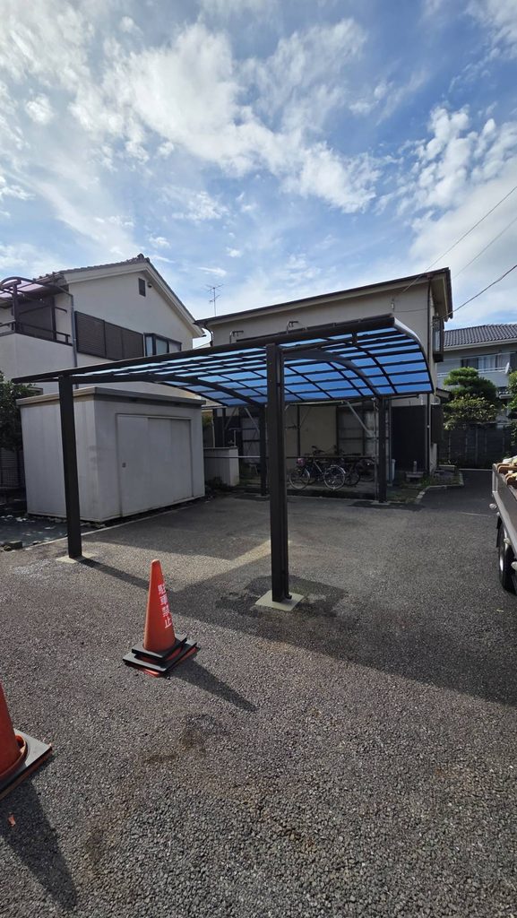 相模原市相模大野で交換したLIXILネスカRワイド。ブラックの柱とブルー系の曲線屋根がある2台用カーポート