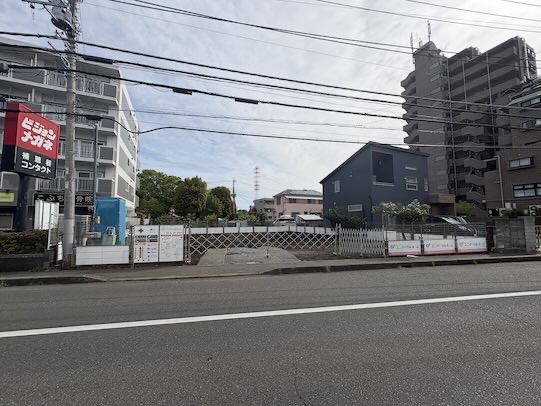 相模原市南区の新築外構工事前の敷地全景と道路沿いの仮囲い