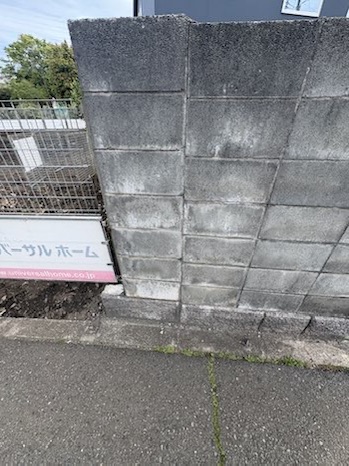 相模原市南区の新築外構工事前に撮影した道路沿いの既存コンクリートブロック塀