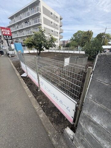 相模原市南区の新築外構工事前に道路沿いへ設けられた仮囲いと境界部分