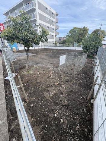相模原市南区の新築外構工事前の土が露出した敷地内部と既存の樹木