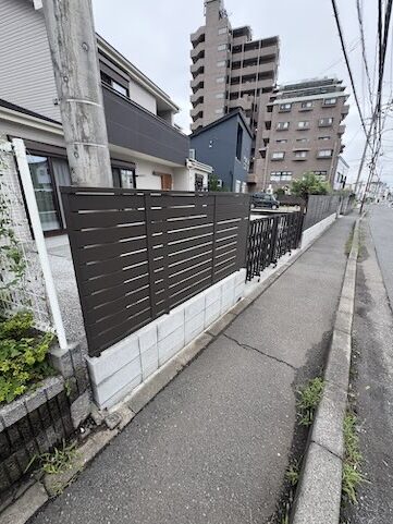 相模原市南区の新築外構工事で設置した道路沿いの横ルーバー型目隠しフェンス
