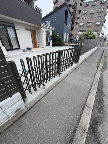 相模原市南区の新築外構工事で道路沿いの出入口に設置した黒色の伸縮門扉