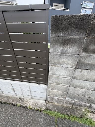 相模原市南区の新築外構工事後の既存コンクリートブロック塀と新設フェンスが接する部分