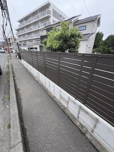 相模原市南区の新築外構工事で道路沿いに設置した横ルーバー型目隠しフェンス