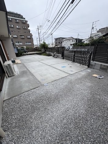 相模原市南区で施工した新築外構の土間コンクリート駐車場と道路沿いのフェンス