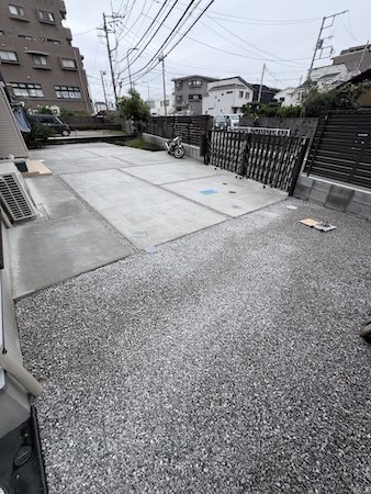 相模原市南区の新築外構で土間コンクリートと砂利敷きを組み合わせた駐車場