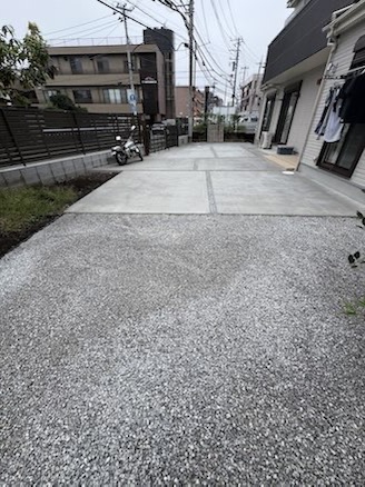 相模原市南区の新築外構工事後に完成した土間コンクリート駐車場と砂利敷き