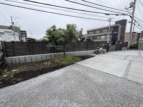 新築外構工事で施工した目隠しフェンスを敷地側から見た全景と植栽